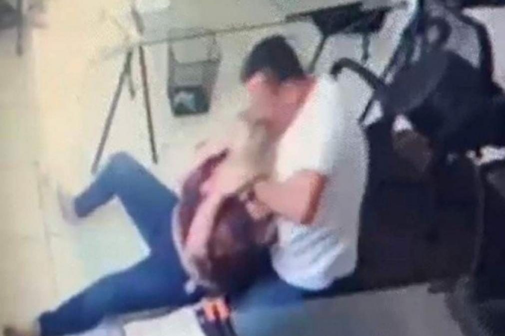 Agente da polícia filmado a espancar mulher por causa de dívida [vídeo]
