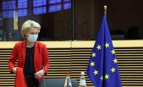 Von der Leyen avisa Polónia de que valores da UE não podem por-se em causa