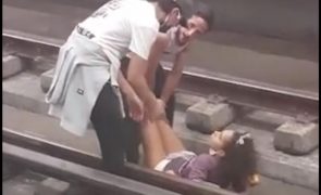 Jovem invade linha do metro de Lisboa e provoca caos [vídeo]