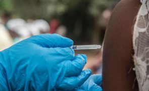 Covid-19: Moçambique vai vacinar grávidas e lactantes a partir de quarta-feira