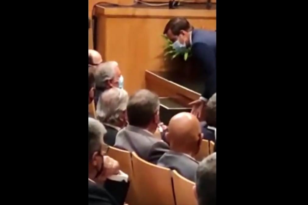Presidente da Câmara de Sintra recusa cumprimentar vereador na tomada de posse [vídeo]