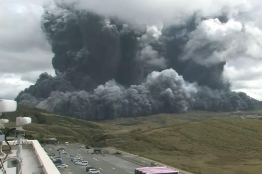 Vulcão japonês entra em erupção e obriga à retirada de turistas da zona [vídeo]