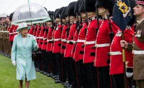 Rainha Isabel II cancela viagem à Irlanda do Norte por conselho médico