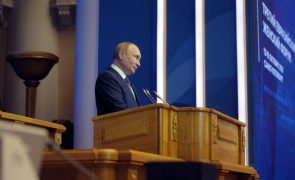 Covid-19: Putin dá uma semana de férias aos russos para travar pandemia