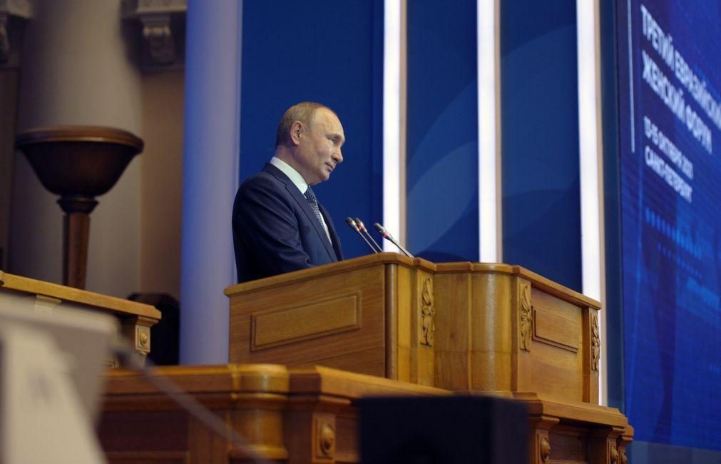 Covid-19: Putin dá uma semana de férias aos russos para travar pandemia