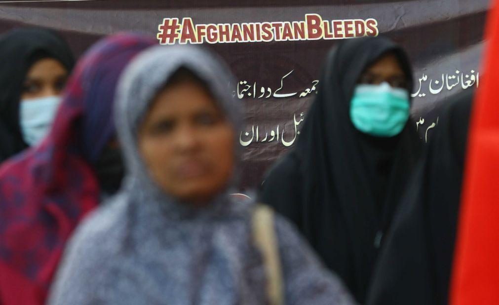 Afeganistão: Talibãs reprimem repórteres durante protesto de mulheres em Cabul