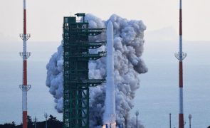 Coreia do Sul lança com êxito o seu primeiro foguetão espacial