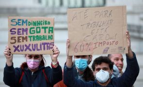 Crise/Energia: Mais de uma centena protestam em Lisboa contra preço dos combustíveis