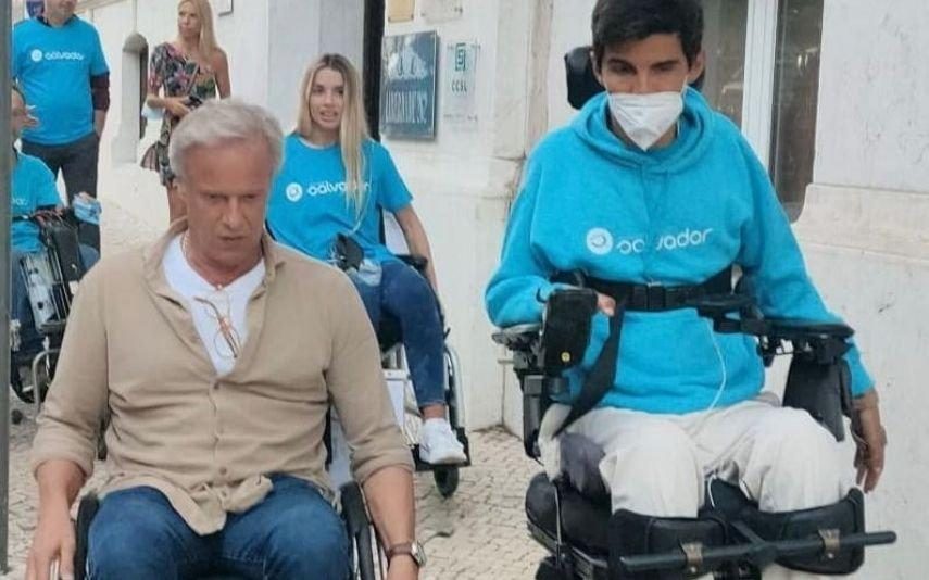 Ricardo Carriço anda de cadeira de rodas durante um dia e revolta-se