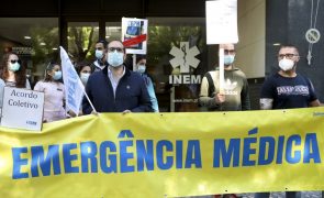 Dezenas de técnicos de emergência hospitalar em greve contra o 