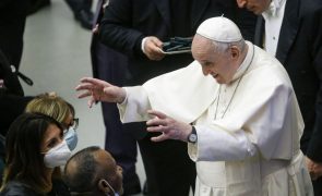 Papa pede solução duradoura para fluxos migratórios no Mediterrâneo
