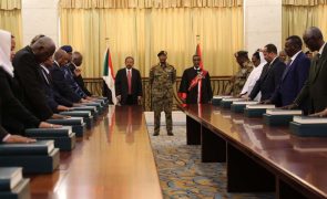 Líderes políticos sudaneses detidos, internet cortada em todo o país