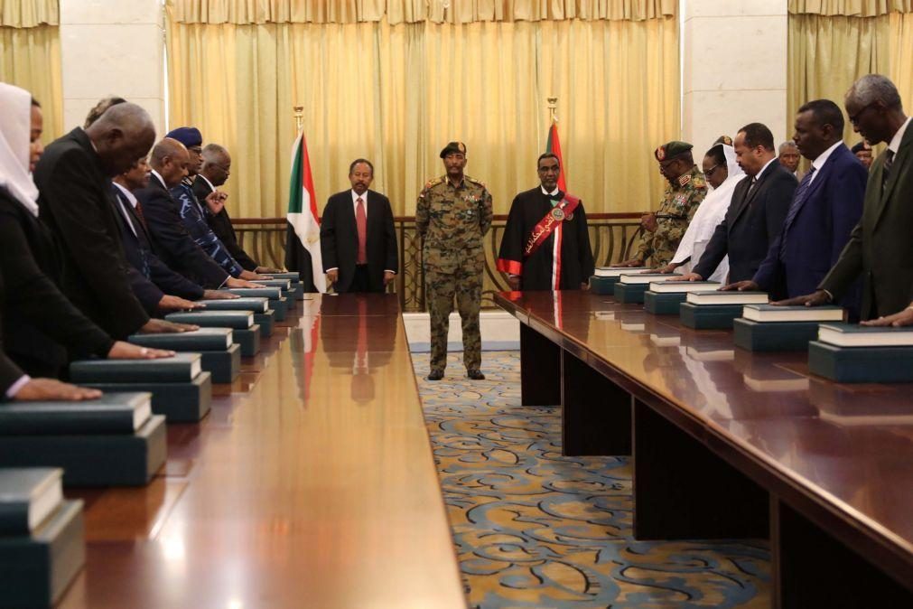 Líderes políticos sudaneses detidos, internet cortada em todo o país