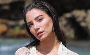 Carolina Carvalho mostra mamas em cena de sexo para série da SIC