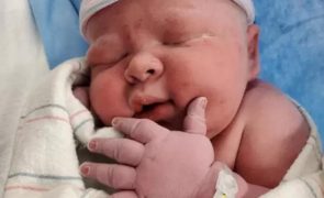 Mulher dá à luz bebé de 6 quilos após 19 abortos espontâneos