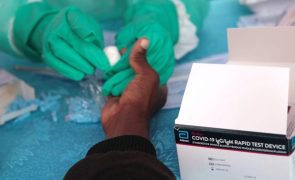 Covid-19: Angola regista terceira vaga da pandemia com pico este mês