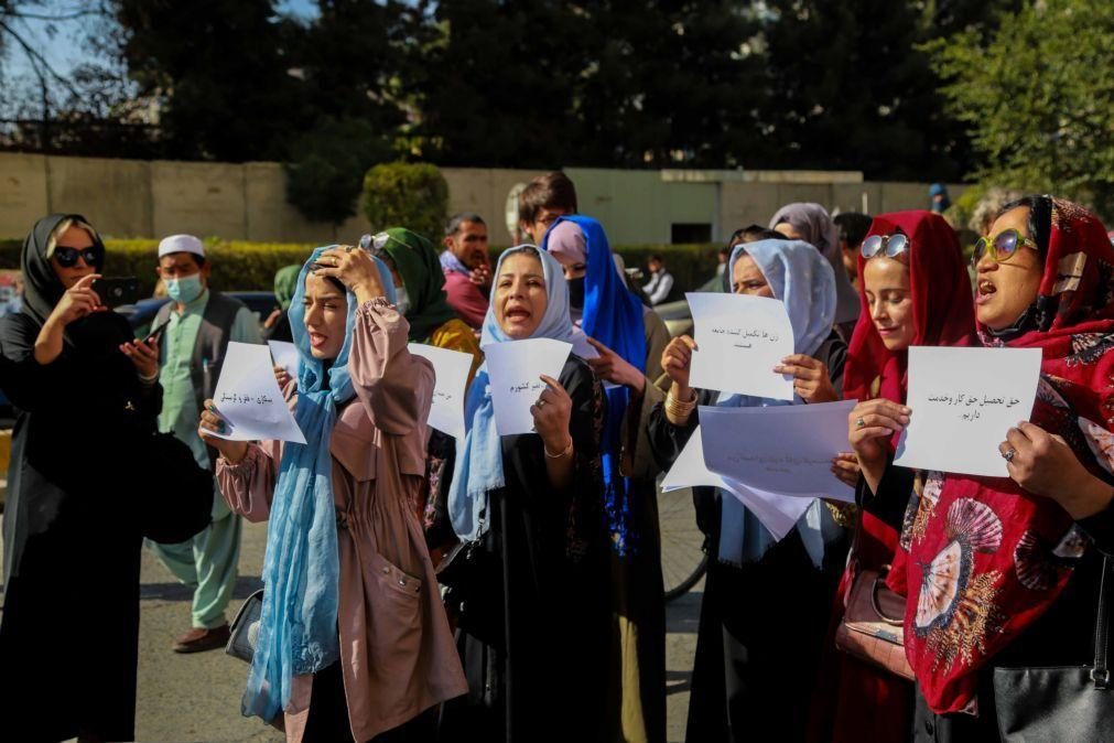 Afeganistão: Mulheres manifestam-se em Cabul e queixam-se do 