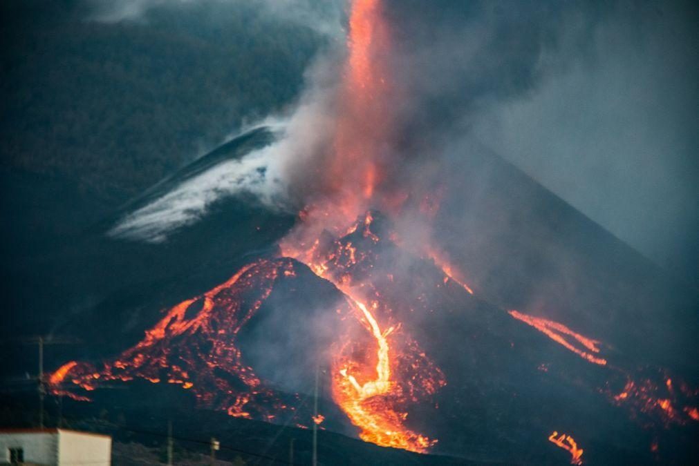 Mais lava em movimento após novo desabamento no cone do vulcão de La Palma