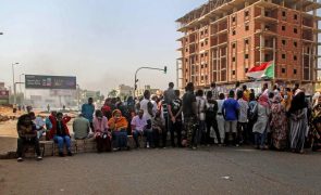 Manifestantes bloqueiam estradas na capital do Sudão