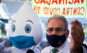 Covid-19: Ministro brasileiro diz que vacinar 10 milhões não é igual a 180 milhões