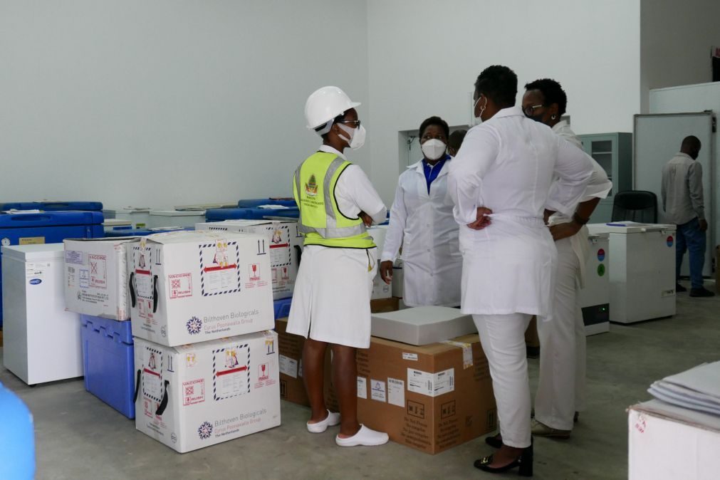 Covid-19: Portugal envia no sábado mais 200 mil doses de vacinas para Moçambique