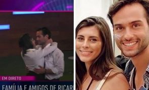 Big Brother Ai, o amor! O beijo na chuva que oficializou a relação entre Ricardo e Joana