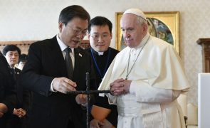 Presidente sul-coreano dá ao Papa cruz feita de arame farpado da fronteira