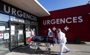 França procura soluções para ultrapassar fecho de 20% das camas dos hospitais públicos