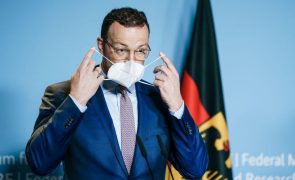 Covid-19: Governo alemão quer administrar 3.ª dose da vacina para conter aumento de casos