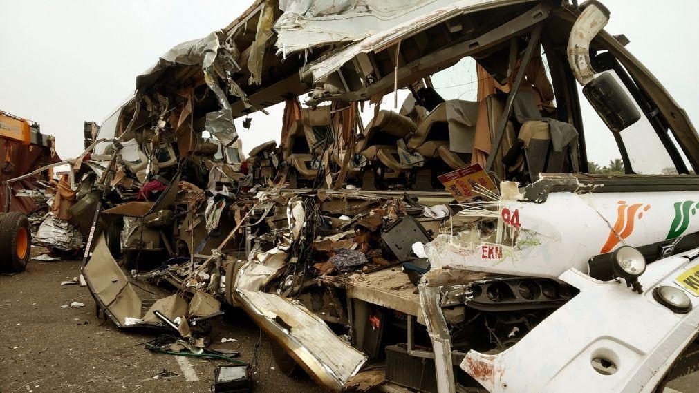 Pelo menos 13 mortos em queda de miniautocarro num precipício na Índia