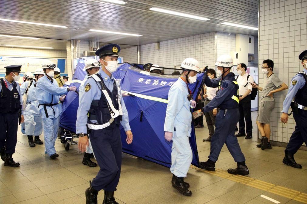 Homem esfaqueia pelo menos 10 em comboio em Tóquio e inicia incêndio