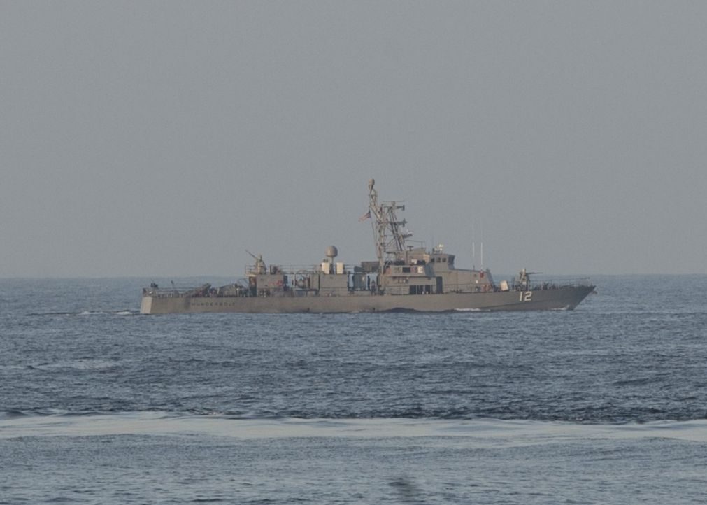 Navio dos EUA dispara tiros de aviso contra navio iraniano no Golfo Pérsico