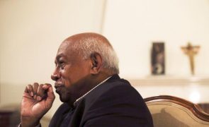 Óbito/Basílio do Nascimento: Presidente timorense condecora bispo de Baucau