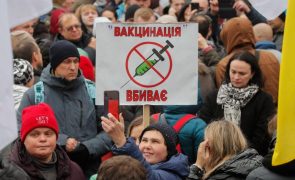 Covid-19: Mais de mil ucranianos protestam contra vacinas