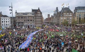 COP26: Manifestação enfrenta chuva em Glasgow para exigir ação climática