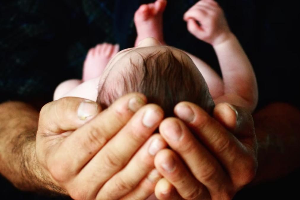 Detida mãe dos bebés gémeos encontrados mortos em Cascais