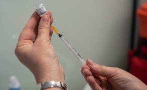Covid-19: Reino Unido vai impor vacinação a trabalhadores do serviço público de saúde