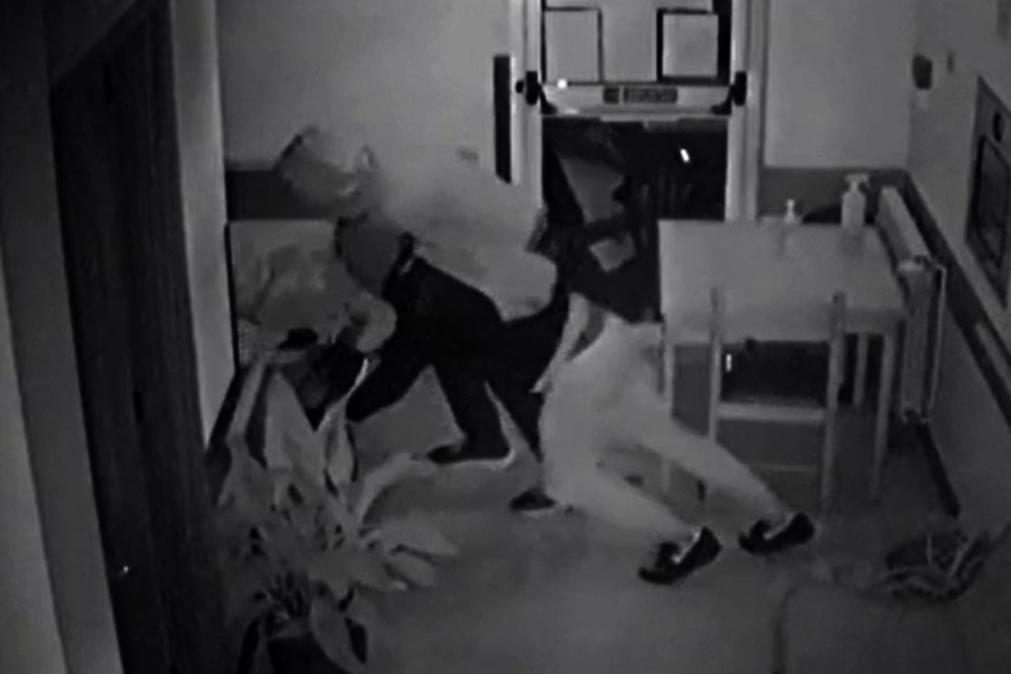 Assalto em lar de idosos captado por câmaras de vigilância [vídeo]