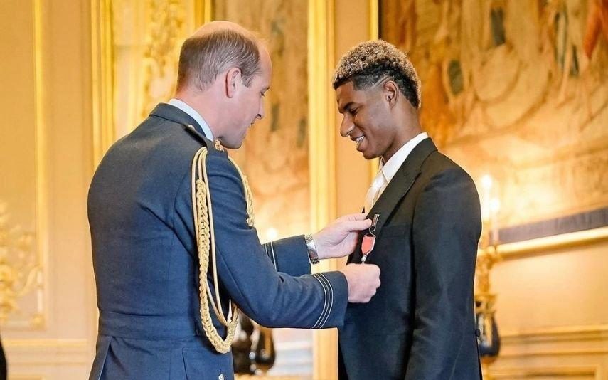 Marcus Rashford premiado pelo príncipe William por ajudar crianças vulneráveis