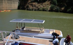 Barco eletrossolar transportou cerca de mil visitantes às gravuras rupestres no rio Côa