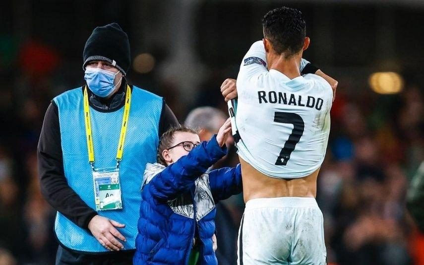 Cristiano Ronaldo Menina de 11 anos invadiu campo por causa de CR7. Conseguiu uma camisola... e uma multa