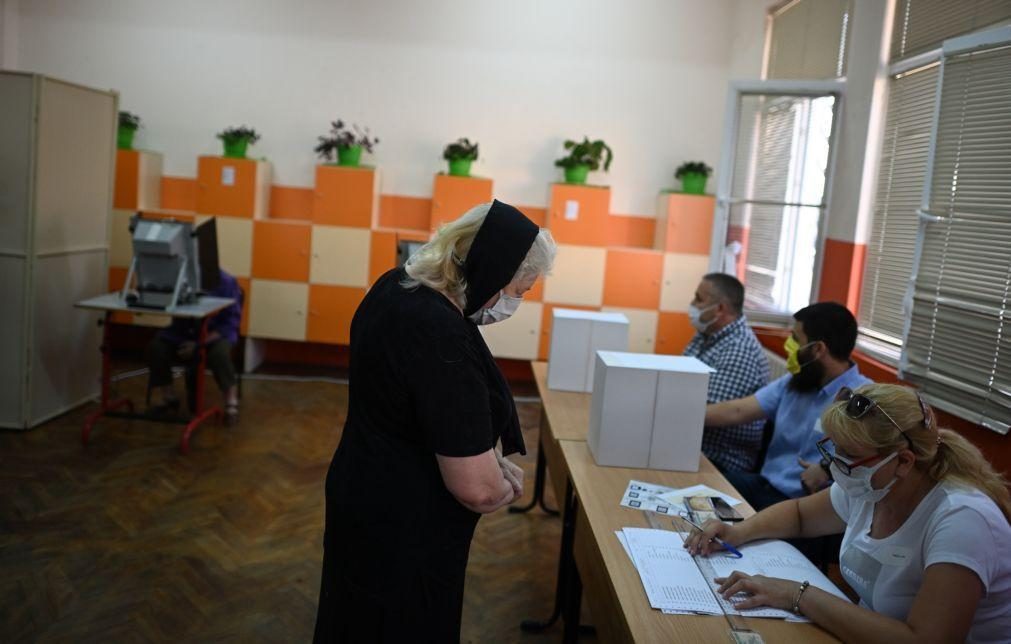Búlgaros votam hoje pela terceira vez este ano e em plena nova vaga de covid-19