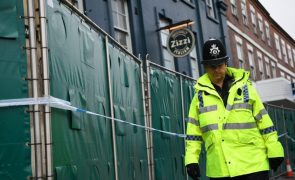 Três homens detidos em investigação a explosão de carro em Liverpool