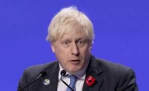 Covid-19: PM Boris Johnson urge britânicos a marcarem rapidamente terceira dose