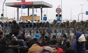 Militares polacos usam gás lacrimogéneo para repelir migrantes na fronteira com Bielorrússia