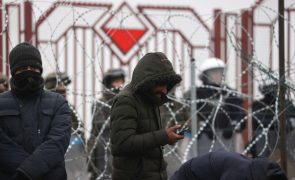 Uma centena de migrantes detidos pela Polónia junto à fronteira