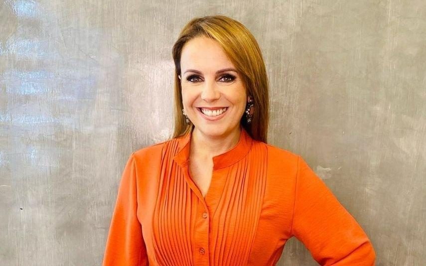 Tânia Ribas De Oliveira Encanta com vestido laranja decotado... e é uma pechincha!
