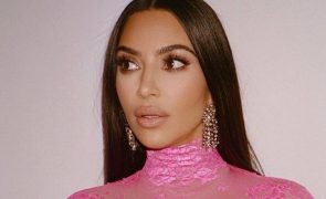 Kim Kardashian sem sutiã em body repleto de transparências