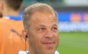 Covid-19: Treinador do Werder Bremen demite-se por suspeita de certificado falso