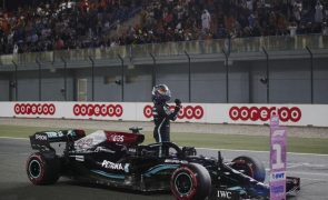 Lewis Hamilton conquista 102.ª 'pole' na estreia do Qatar na F1